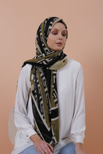 Load image into Gallery viewer, S Patterned Shawl
